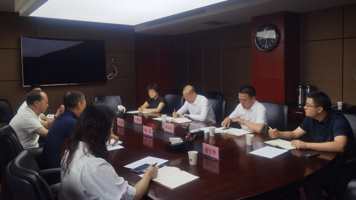 8月4日上午，甘肅藥業(yè)投資集團(tuán)有限公司黨委書記、董事長周榮及副總經(jīng)理張世俊等一行4人前往甘肅省科技廳，拜會省科技廳黨組書記、廳長張世榮。雙方圍繞整合中醫(yī)藥優(yōu)勢資源、強(qiáng)化創(chuàng)新聯(lián)合體建設(shè)、培育高層次創(chuàng)新創(chuàng)