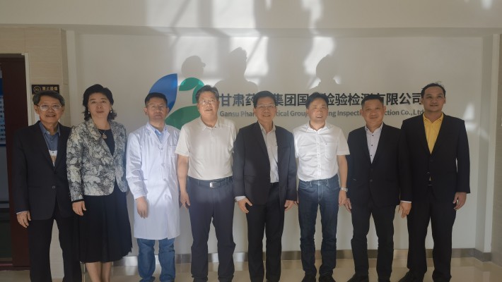2023年8月21日下午，泰國衛(wèi)生部傳統(tǒng)和替代醫(yī)學(xué)司司長王通財(cái)，泰國駐西安總領(lǐng)事館總領(lǐng)事韓美玲，泰國衛(wèi)生部傳統(tǒng)和替代醫(yī)學(xué)司副司長特萬，泰國傳統(tǒng)和替代醫(yī)學(xué)部顧問文夢賢，瓦納拉特納泰國傳統(tǒng)和替代醫(yī)學(xué)系替代